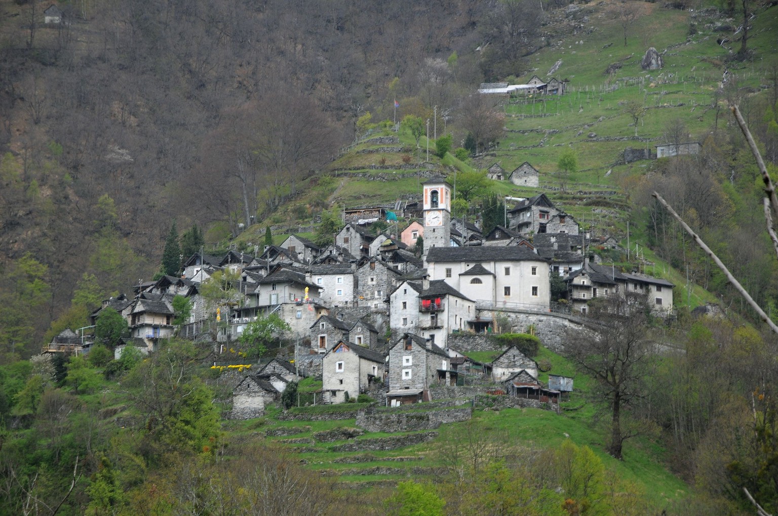 Corippo liegt weit hinten im Verzascatal am Hang, auf 558 Meter über Meer.