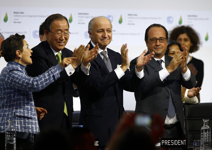 Der französische Präsident Francois Hollande feiert mit Aussenminister Laurent Fabius, UNO-Generalsekretär Ban ki-Moon und&nbsp;der UN-Klima-Chefin Christiana Figueres (von rechts).