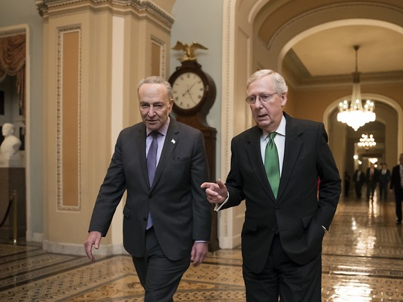 Mitch McConnell, Mehrheitsf�hrer im US-Senat (rechts), und der Chef der demokratischen Minderheit, Chuck Schumer, haben von republikanischen Senatoren einen Brief erhalten. Darin sprechen sich die Sen ...