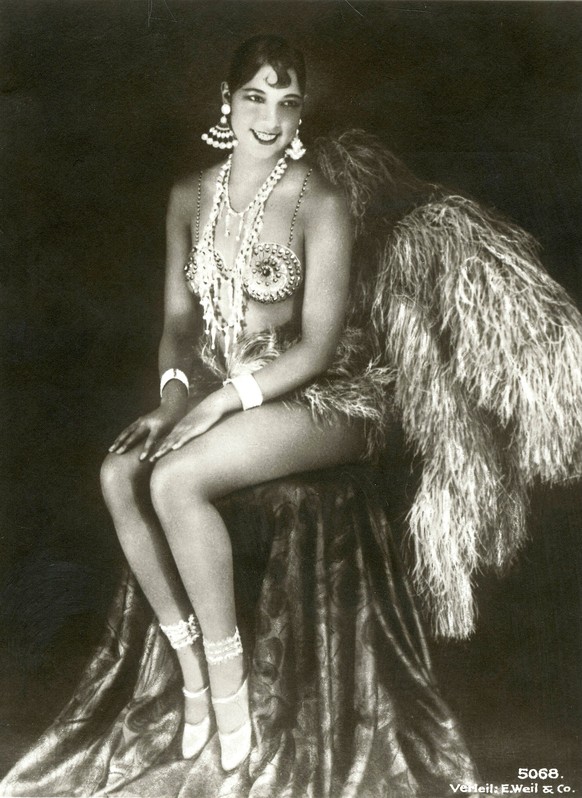 Josephine BAKER Josephine BAKER 1906-1975 assise et en costume de scene, carte postale vers 1927. Credit : Collection IM/KHARBINE-TAPABOR. *** Josephine BAKER Josephine BAKER 1906 1975 seated and in s ...