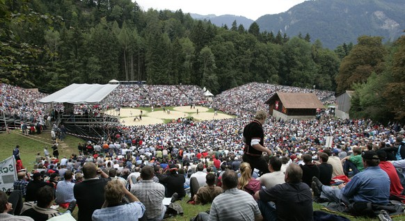 ZUM UNSPUNNEN FEST 2017 VOM 26. AUGUST BIS ZUM 3. SEPTEMBER STELLEN WIR IHNEN FOLGENDES BILDMATERIAL ZUR VERFUEGUNG - Zuschauer verfolgen den 4. Gang, beim Unspunnen Schwingfest in Interlaken, am Sonn ...