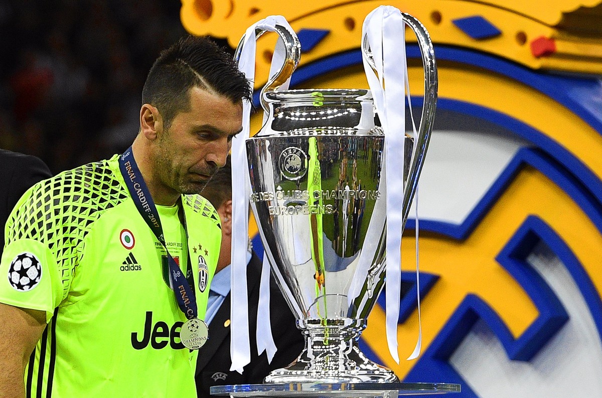 epa06008964 Juventus' goalkeeper Gianluigi Buffon walks past the trophy after the UEFA Champions League final between Juventus FC and Real Madrid at the National Stadium of Wales in Cardiff, Brit ...