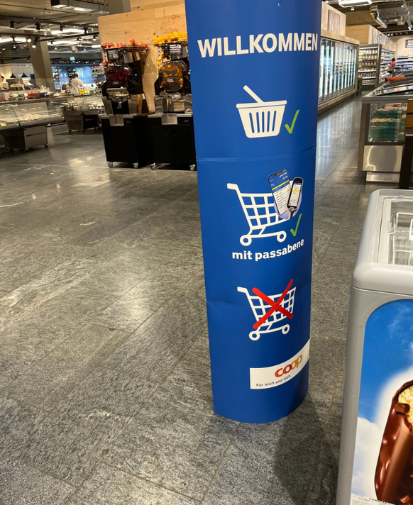 Neuer Kassen-Hinweis in der Coop-Filiale in Oberwil BL.