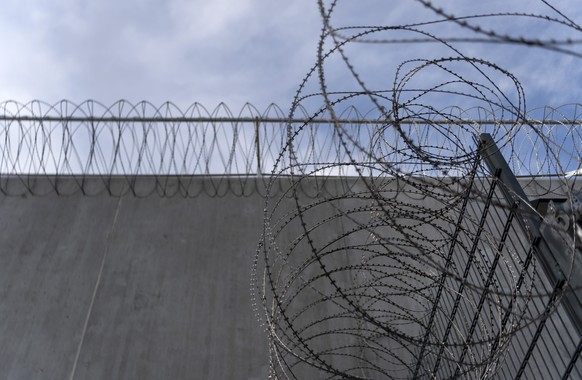 Stacheldraht am Erweiterungsbau Baesslergut II in Basel am Donnerstag, 18. Dezember 2019. Der Kanton Basel-Stadt hat mit dem Neubau 78 Plaetze fuer Strafvollzug-Inhaftierte geschaffen. (KEYSTONE/Georg ...