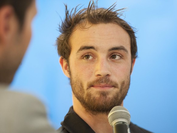 Der Spieler Ryan O&#039;Connor wird interviewt an der Kick-off-Veranstaltung des HC Davos vor der Saison am Mittwoch, 4. September 2013, in Chur. (KEYSTONE/Gian Ehrenzeller)