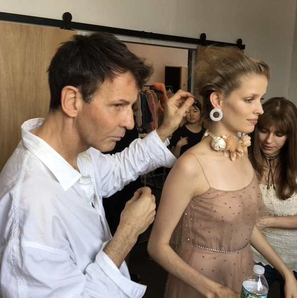 Felix Fischer in Aktion: Hier frisiert er für eine Modeschau des Labels Calvin Klein in New York ein Topmodel.