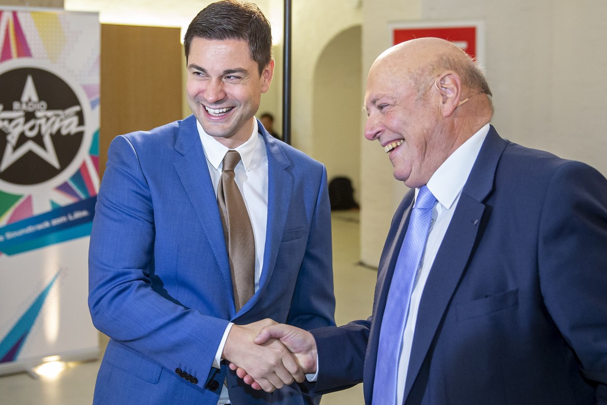 Ulrich Giezendanner, rechts, gratuliert seinem Sohn Benjamin Giezendanner im Wahlzentrum des Kanton Aargau am Sonntag, 20. Oktober 2019, in Aarau. (KEYSTONE/Patrick B. Kraemer)