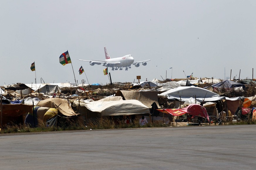 Ein Flugzeug bringt Nahrung in ein Flüchtlingslager in der Zentral Afrikanischen Republik