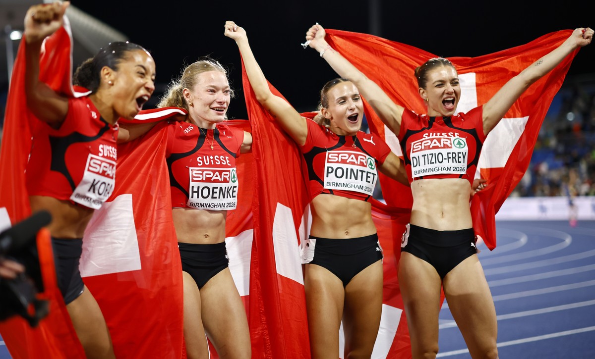 epa13172781 Silver medalists Team Switzerland celebrate after the 4x100m Relay Women Final at the European Athletics Championships Birmingham 2026, in Birmingham, Britain, 15 August 2026. EPA/TOLGA AK ...
