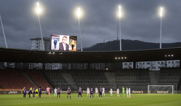 Die Spieler gedenken dem FCZ Ehrenmitglied Aldo Aeberhard im Fussball Meisterschaftsspiel der Super League zwischen dem FC Zuerich und dem FC Lausanne-Sport im Letzigrund, am Samstag, 13. Maerz 2021 i ...