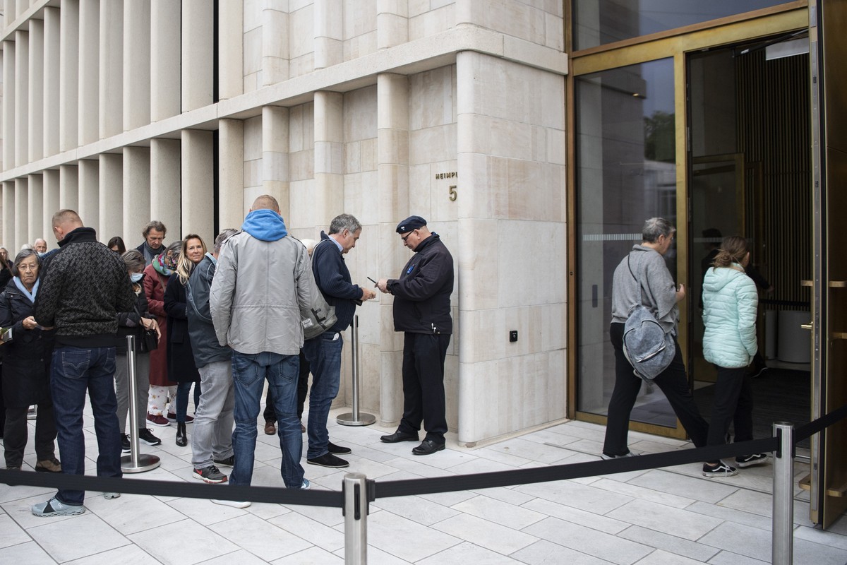 Besucher werden am Eingang auf ihr Covid-Zertifikat geprueft anlaesslich der Eroeffnung des Neubaus Kunsthaus Zuerich, aufgenommen am Samstag, 9. Oktober 2021 in Zuerich. (KEYSTONE/Ennio Leanza)