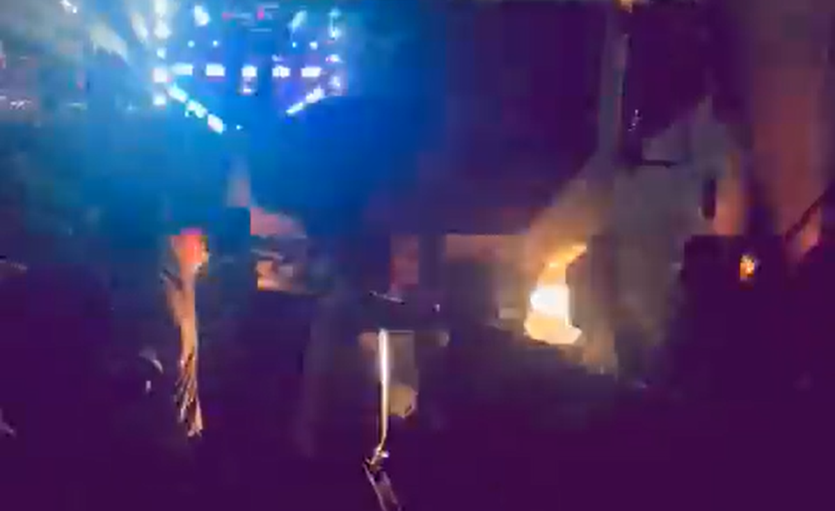 Videos auf X zeigen den Moment, in dem der Lastwagen in die Menge fährt.