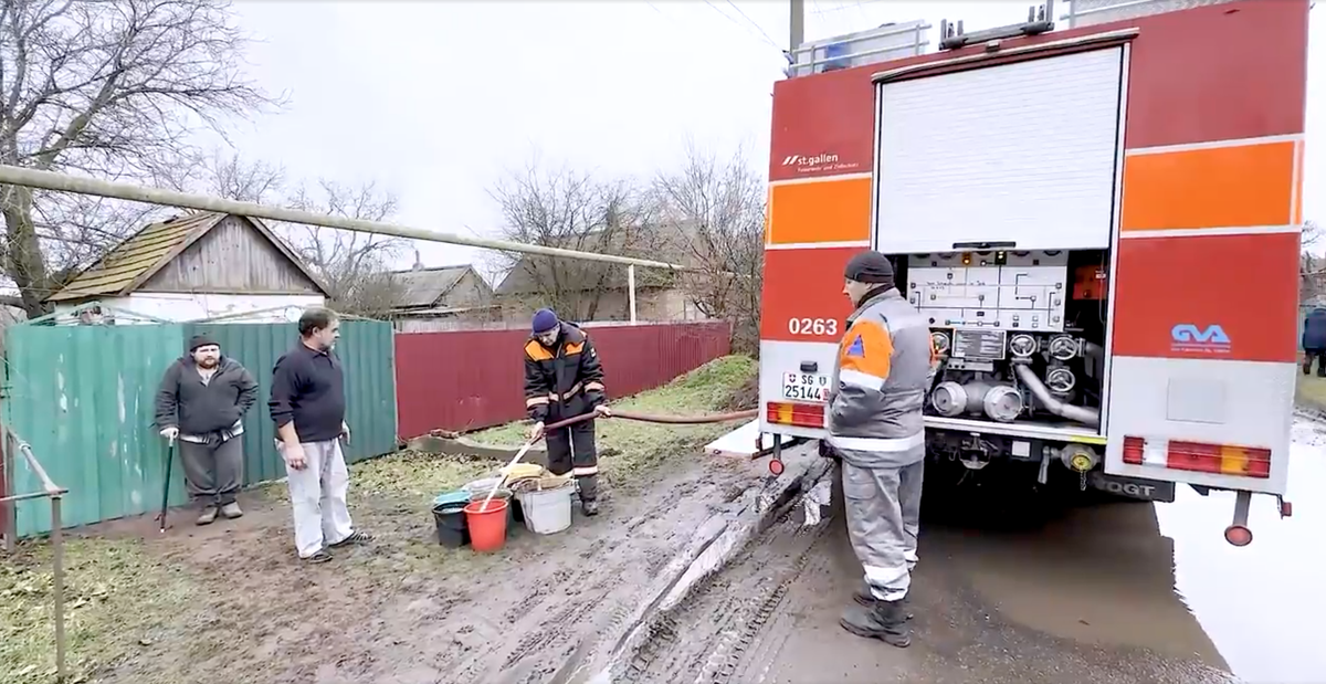 Les pompiers distribuent de l'eau aux civils ukrainiens