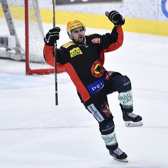 Berns Mark Arcobello feiert seinen Penaltytreffer im fuenften Eishockey Playoff-Halbfinalspiel der National League A zwischen dem SC Bern und dem HC Lugano am Donnerstag, 30. Maerz 2017, in der PostFi ...