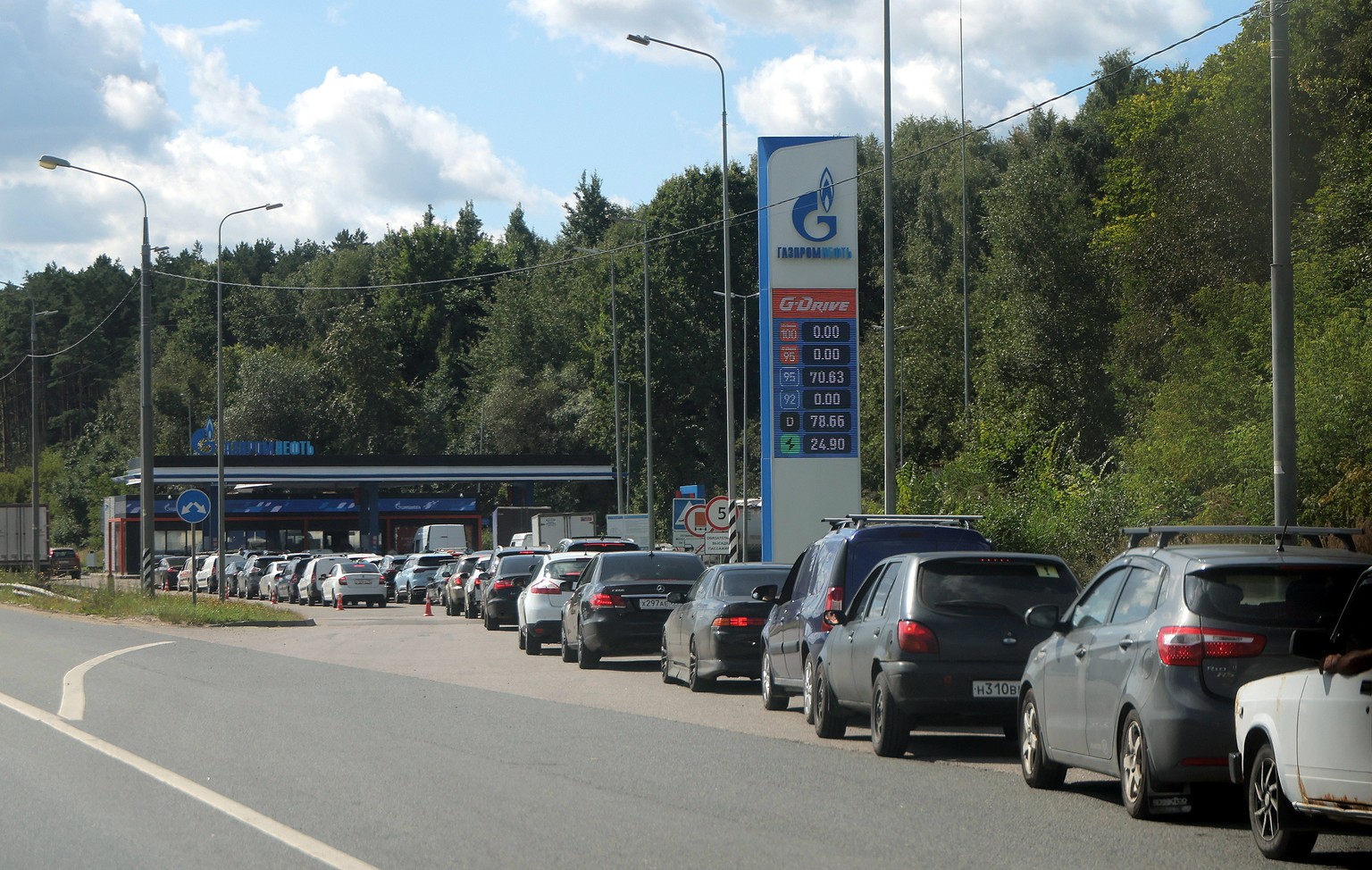 epa13180648 Cars line up at a Gazprom Neft gas station in Moscow, Russia, 20 August 2026. Sales limitations on fuel at some gas stations come as a result of repeated Ukrainian drone attacks on Russian ...