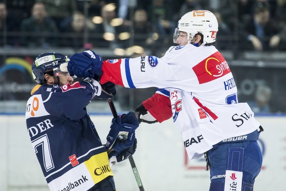 Zugs Fabian Schnyder, links, im Spiel gegen Zuerichs Fabrice Herzog, rechts, waehrend dem Eishockey-Qualifikationsspiel der National League A zwischen dem EV Zug und den ZSC Lions, am Freitag, 25. Nov ...