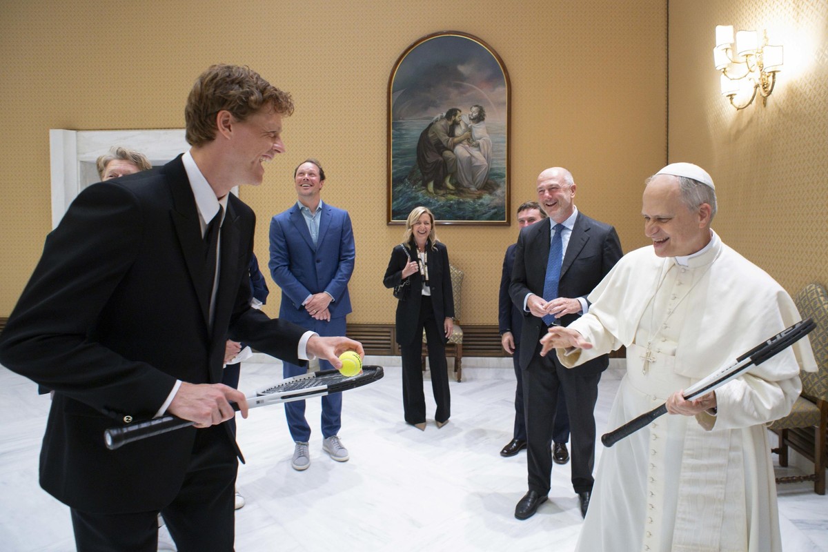 epa12099334 A handout photo made available by the Vatican Media shows Italian tennis player Jannik Sinner giving a tennis racket to the Pope Leo XIV in Vatican City, 14 May 2025. EPA/VATICAN MEDIA HAN ...