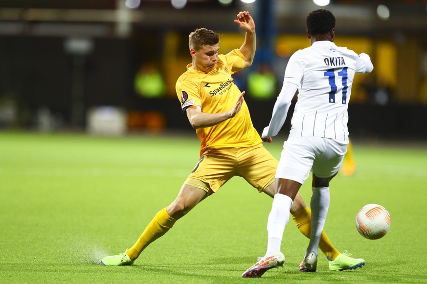 Bodo/Glimt&#039;s Alfons Sampsted, left, and Zurich&#039;s Jonathan Okita battle for the ball during Europe League group A soccer match between Bodo/Glimt and FC Zurich in Bodo, Norway, Thursday, Sept ...
