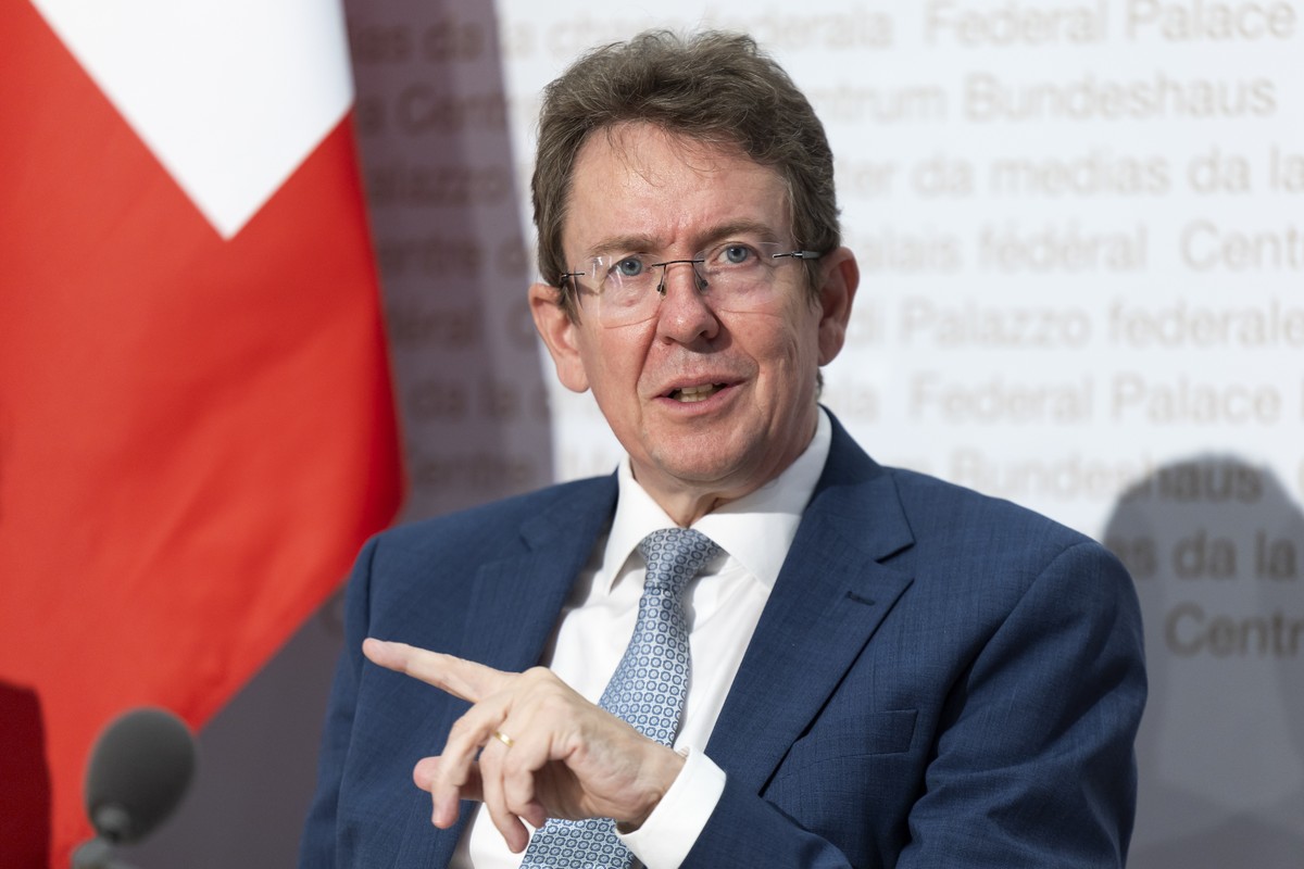 Bundesrat Albert Roesti spricht waehrend einer Medienkonferenz zum Bundesgesetz ueber Kommunikationsplattformen und Suchmaschinen, am Mittwoch, 14. Oktober 2026 in Bern. (KEYSTONE/Peter Klaunzer)