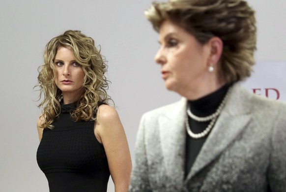 epaselect epa05725660 Summer Zervos (L) looks at her attorney Gloria Allred (R) during a press conference with her attorney where she announced she has filed a defamation lawsuit against US President- ...