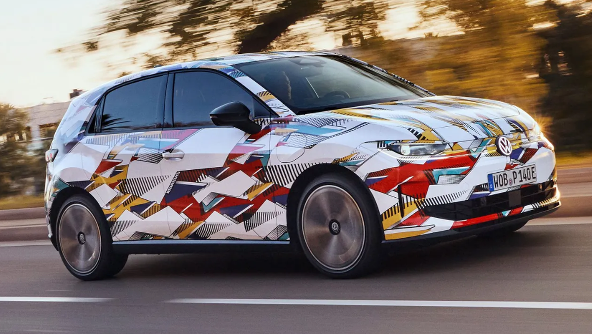 Noch getarnt: Kenner entdecken an der Aussenhülle des ID. Polo viele VW-typische Designmerkmale – und Aussenspiegel, die auf den Türen befestigt sind.