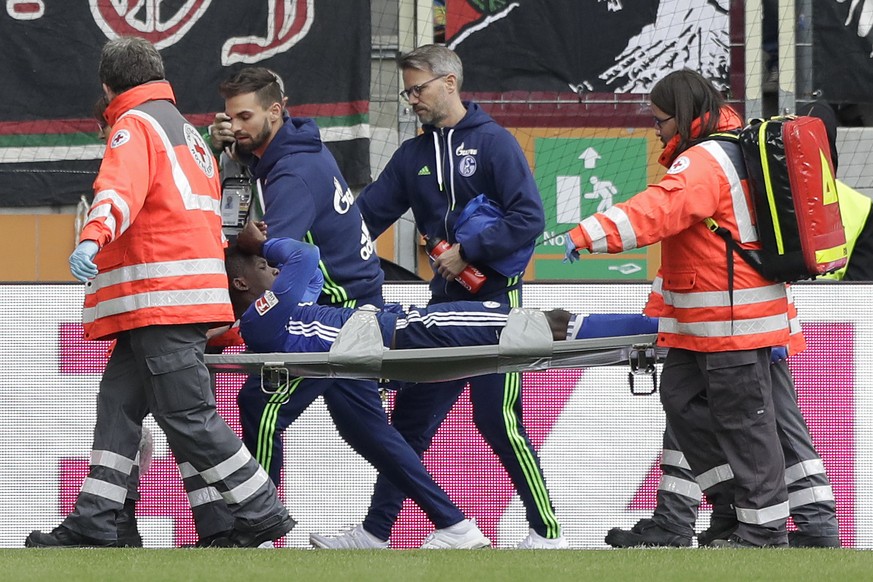 Schalke&#039;s Breel Embolo leaves the field on a stretcher during the German Bundesliga soccer match between FC Augsburg and FC Schalke 04 in Augsburg, Germany, Saturday, Oct. 15, 2016. (AP Photo/Mat ...