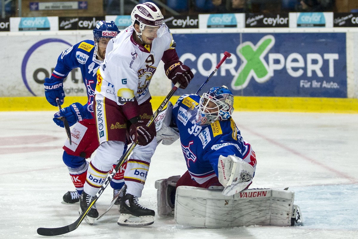 Geneve-Servette HC Stuermer Damien Riat, Mitte, gegen EHC Kloten Torhueter Luca Boltshauser, rechts, und Matthias Bieber, links, waehrend dem Eishockey-Meisterschaftsspiel der National League zwischen ...