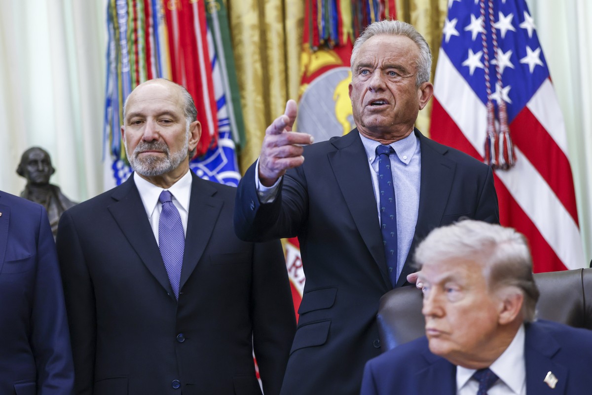 epa12910012 US Secretary of Health and Human Services Robert F. Kennedy Jr. (R, back) speaks next to US Commerce Secretary Howard Lutnick (L) during a Health Care Affordability event hosted by US Pres ...