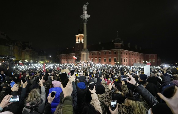 Ludzie zapalają latarki komórkowe w Warszawie, w Polsce, w sobotę, 6 listopada 2021 r., aby zaprotestować przeciwko restrykcyjnemu prawu aborcyjnemu, które według krytyków doprowadziło do niedawnej śmierci kobiety z zaburzeniami ciąży.  ...