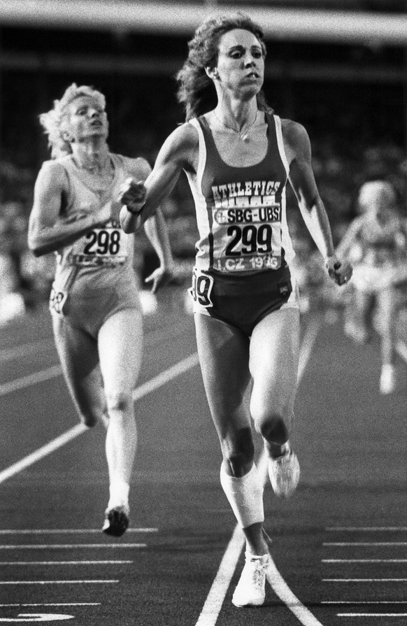 Die Amerikanerin Mary Slaney-Decker laeuft im Rennen ueber eine Meile der Frauen am 21. August 1985 am &quot;Weltklasse Zuerich&quot; Leichtathletik-Meeting im Letzigrund-Stadion vor der Rumaenin Mari ...