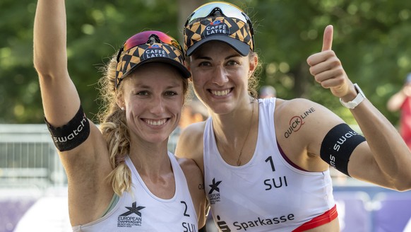 epa10125419 Switzerland's Tanja Hueberli (R) and Nina Brunner (L) celebrate after winning their Women's Beachvolleyball Preliminary Pool D Match against Spain's Paula Soria Gutierrez and Sofia Gonzalez Racero at the 2022 European Championships Munich, at the Olympiastadion in Munich, Germany, 17 August 2022. EPA/GEORGIOS KEFALAS