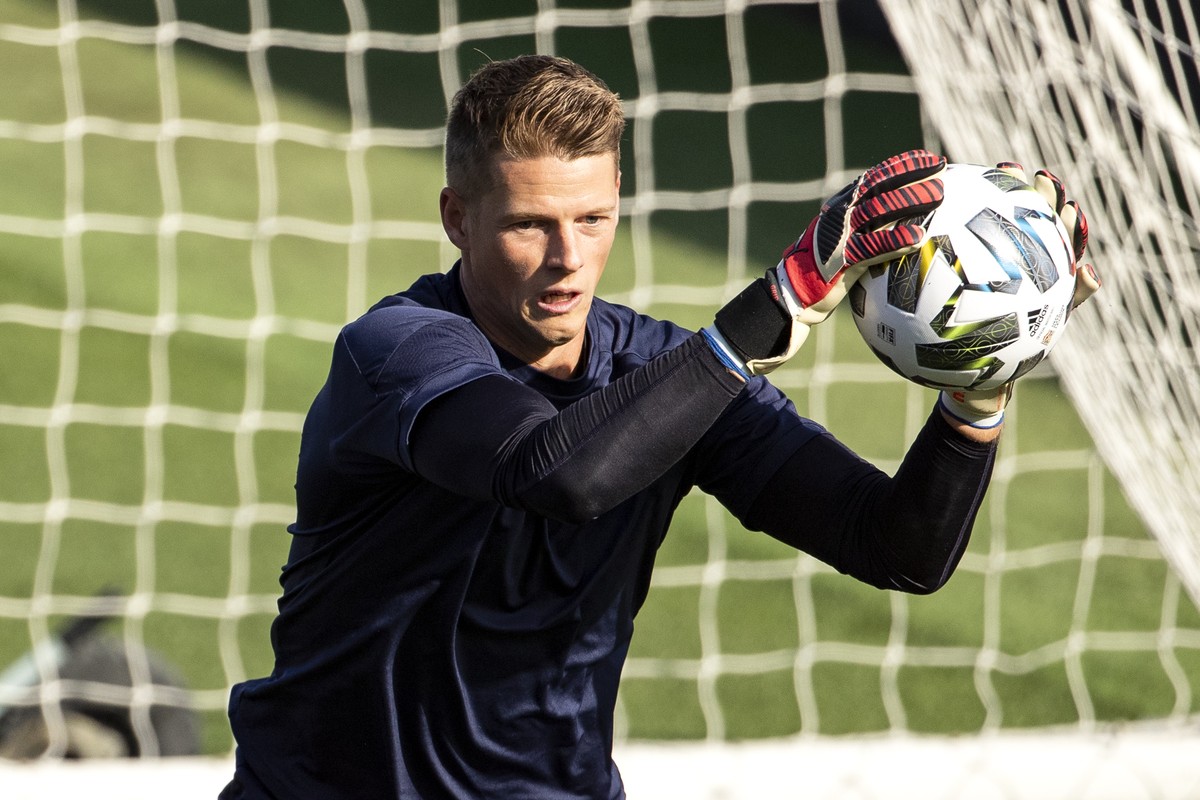 Switzerland's goalkeeper Jonas Omlin in action during a training session of the national soccer team of Switzerland, one day before the UEFA Nations League soccer match between Spain and Switzerl ...