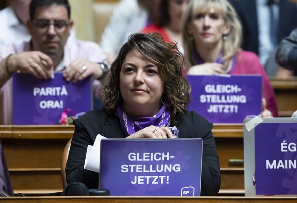 Tamara Funiciello, SP-BE, und ihre Kolleginnen und Kollegen der SP sitzen hinter "Gleichstellung jetzt!" Plakaten, die sie auf ihren Computern montiert haben, waehrend der ausserordentlichen ...