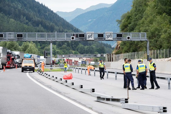 Rettungskraefte bei der Einfahrt zum Autobahntunnel Piottino in suedlicher Richtung, wo ein Lastwagen verunfallt und in Brand geraten ist, am Dienstag, 7. August 2018, bei Quinto. Im Piottino-Tunnel i ...