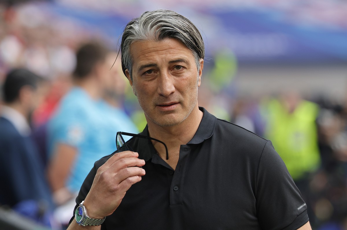 epa11462604 Head coach Murat Yakin of Switzerland looks on prior to EURO 2024 quarter-finals soccer match between England and Switzerland, in Dusseldorf, Germany, 06 July 2024. EPA/RONALD WITTEK