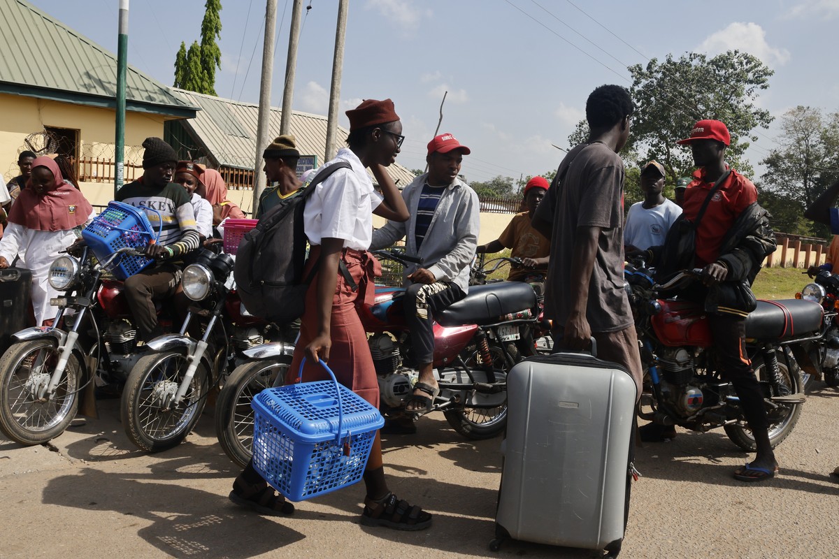 epa12542252 Parents pickup their children from the Federal Government Girl?s College Bwari in Abuja, Nigeria, 22 November 2025. Nigeria's Federal Government has ordered the temporary closure of 4 ...