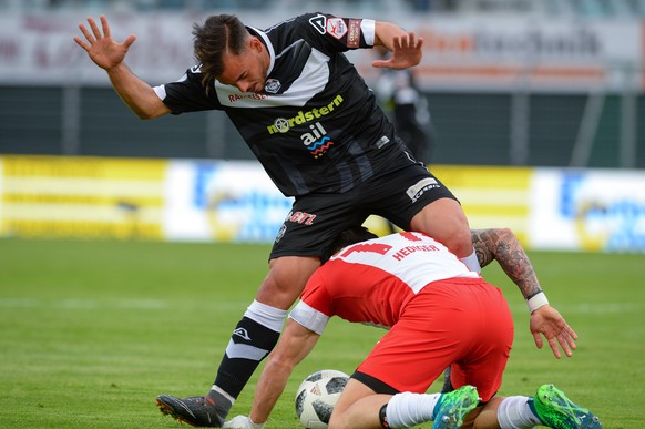 Lugano&#039;s player Jonathan Sabbatini, left, and Thun&#039;s player Dennis Hediger, right, fight for the ball, during the Super League soccer match between FC Lugano and FC Thun, at the Cornaredo st ...