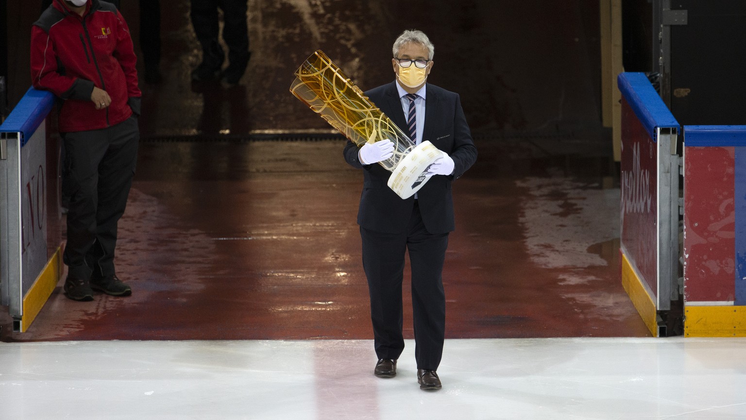 A member of Swiss Ice Hockey carries the trophy of National League Swiss Championship, prior the second leg of the National League Swiss Championship final playoff between Geneve-Servette HC and EV Zu ...