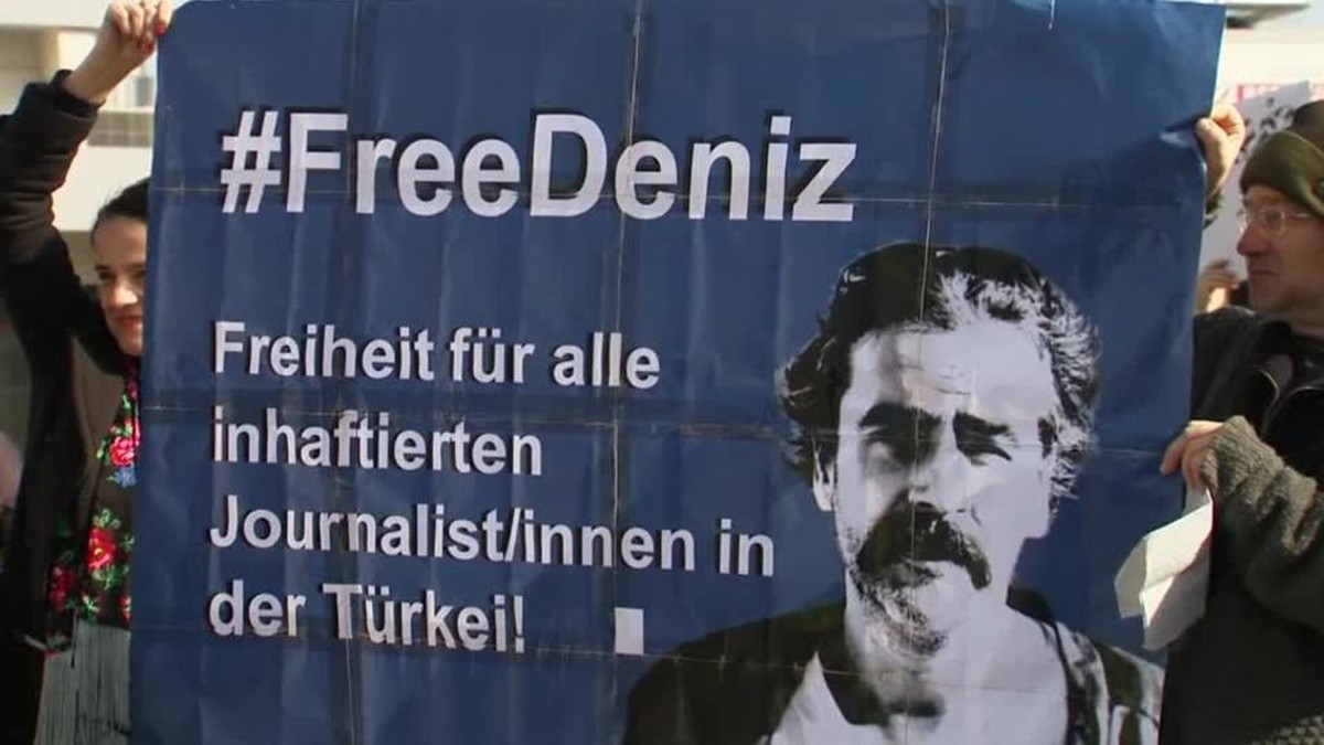 radar-reuters Rund 130 Teilnehmer hatte am Samstag laut Polizei ein Autokorso im hessischen Flörsheim, mit dem für die Freilassung des in der Türkei festgehaltenen "Welt"-Reporters Deniz Yüc ...
