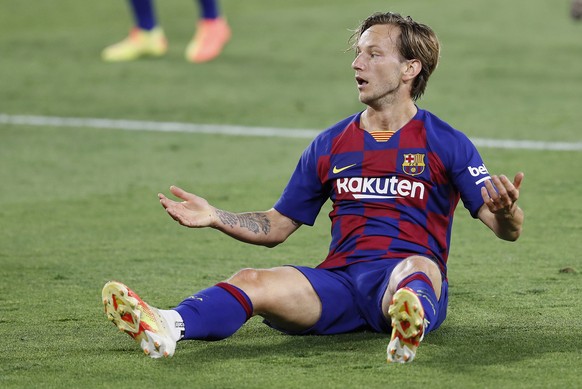 epa08496864 FC Barcelona&#039;s croatian Ivan Rakitic reacts during match between Sevilla FC and FC Barcelona at Ramon Sanchez Pizjuan stadium, in Seville, Andalusia, Spain, 19 June 2020. EPA/JOSE MAN ...