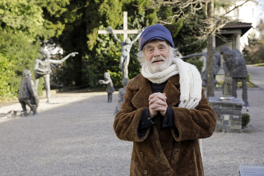 ARCHIVBILD ZUM TOD VON PFARRER ERNST SIEBER AM SAMSTAG, 19. MAI 2018 -- Pfarrer Ernst Sieber, aufgenommen am Donnerstag, 23. Februar 2017, auf dem reformierten Friedhof in Horgen. Im Hintergrund sind  ...