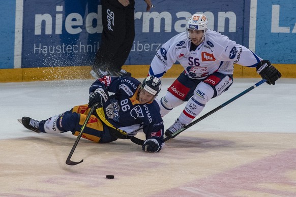 Erik Thorell, links, von Zug im Spiel gegen Maxime Noreau, rechts, vom ZSC beim Eishockey Meisterschaftsspiel in der Qualifikation der National League zwischen dem EV Zug und den ZSC Lions vom Samstag ...