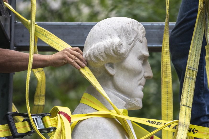 Arbeiter sichern die Statue von Jefferson Davis, nachdem sie vom State Capitol in Kentucky entfernt wurde.