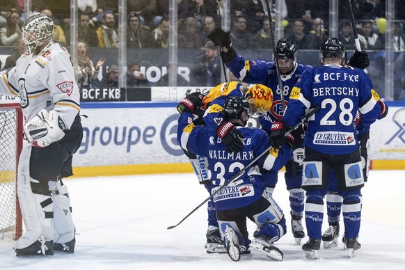 Fribourgs Spieler feiern ihren Treffer zum 4-1 im ersten Eishockey Playoff Viertelfinal Spiel der National League zwischen dem HC Fribourg Gotteron und dem HC Lugano, am Samstag, 16. Maerz 2024, in de ...