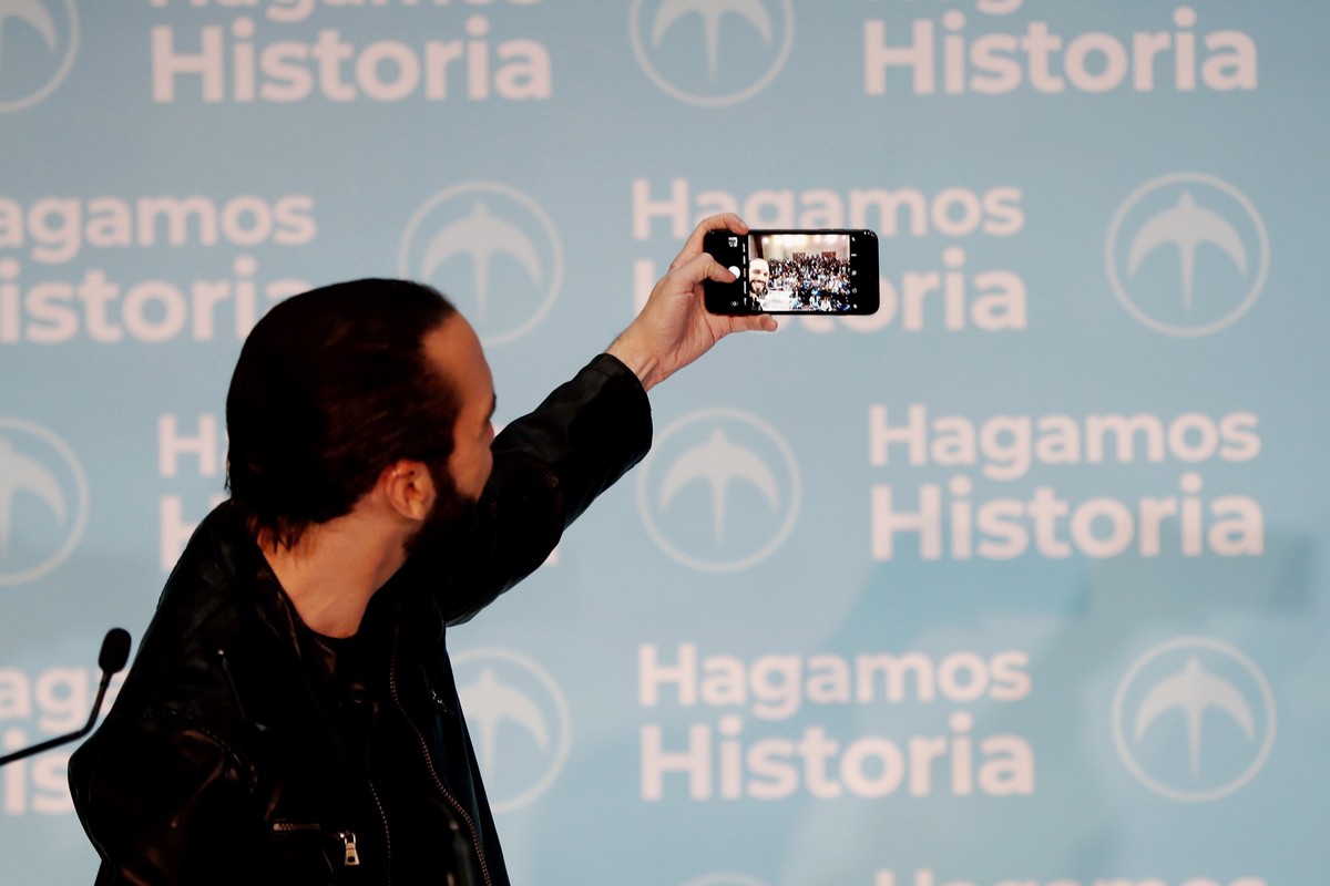 epa07341783 Candidate of the GANA ('Gran Alianza por la Unidad Nacional' or Great Alliance for National Unity in english) party for the Presidency of El Salvador Nayib Bukele takes a selfie  ...