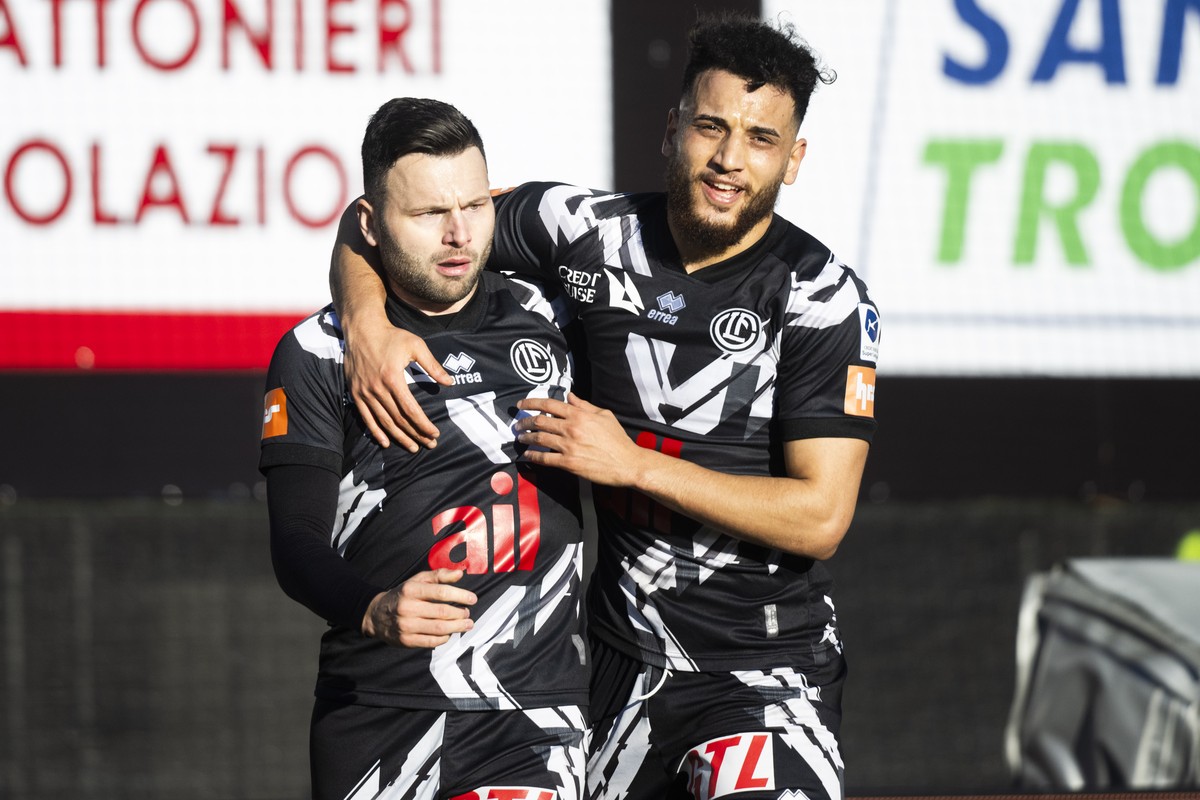 Lugano'?s player Renato Steffen celebrates the 1-0 goal with his teammate Mohamed Belahadj, right, during the Super League soccer match FC Lugano against FC Winterthur, at the Cornaredo Stadium i ...