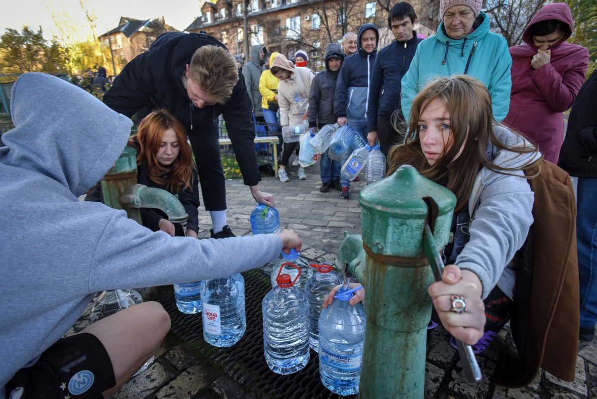 epaselect epa10276987 People take water from a water pump in Kyiv, Ukraine, 31 October 2022. "Part of the capital has been left without power as a result of strikes on critical infrastructure fac ...