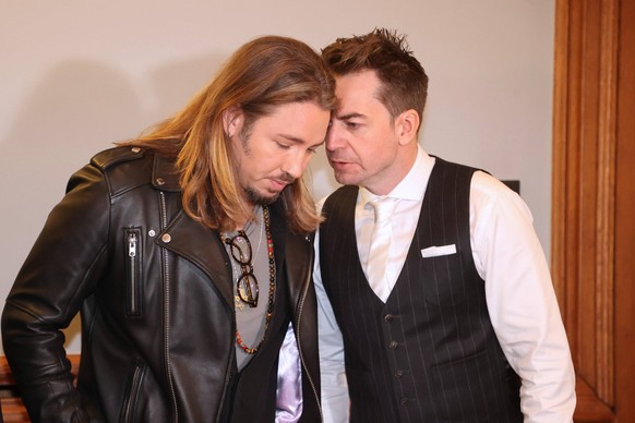 The trial against Gil Ofarim begins in Leipzig.  The singer Gil Ofarim next to his lawyer Alexander Stevens at the start of the trial on November 7, 2023 in the regional court in Leipzig.  On November 7, 2023, Landge...