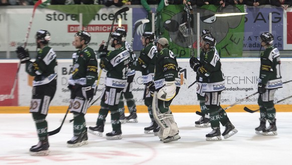 Die Oltener feiern mit den Zuschauern ihren Sieg nach dem zweiten Playoff-Finalspiel der Eishockey Swiss League zwischen dem EHC Olten und den SC Rapperswil-Jona Lakers in der Eishalle Kleinholz in Ol ...