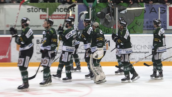 Die Oltener feiern mit den Zuschauern ihren Sieg nach dem zweiten Playoff-Finalspiel der Eishockey Swiss League zwischen dem EHC Olten und den SC Rapperswil-Jona Lakers in der Eishalle Kleinholz in Ol ...